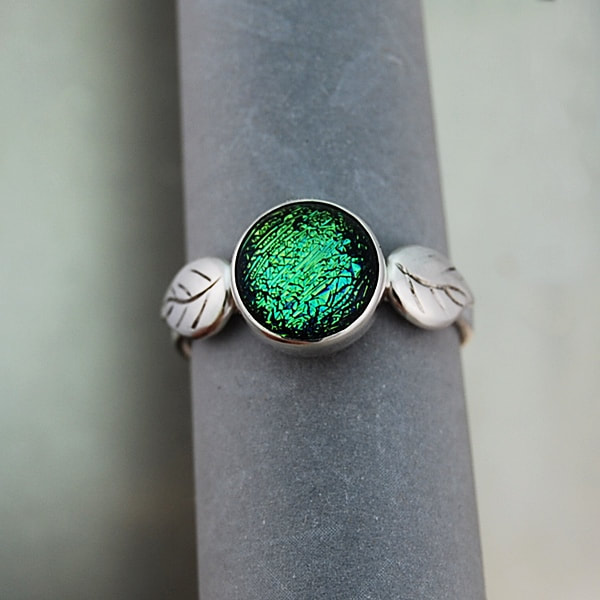 green dichroic glass framed by sterling silver leaves on thick ring band sz 8.75